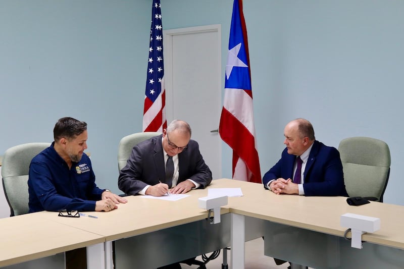 DRNA y Departamento de Seguridad Nacional firman histórico acuerdo para mejorar comunicaciones en la Isla de Mona.