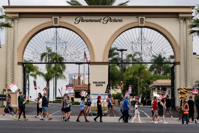 Logran acuerdo tentativo para terminar huelga de guionistas de Hollywood