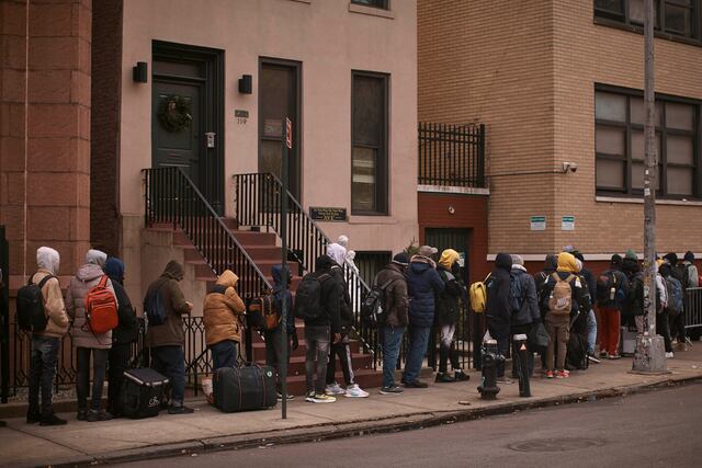 En vísperas de la Navidad, migrantes se enfrentan a desalojos en albergues de Nueva York