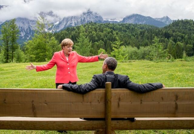 Así se burlan de imagen viral de Barack Obama y Angela Merkel