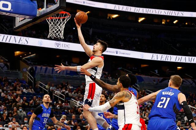 Kuzma brilla en triunfo de Wizards sobre Magic 102-100