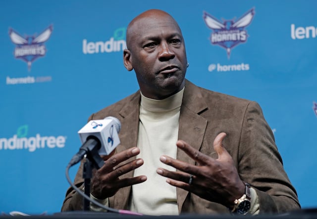 Michael Jordan completa la venta de los Hornets