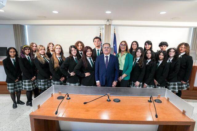 Reconocen a estudiantes puertorriqueños destacados en competencia académica internacional en Londres