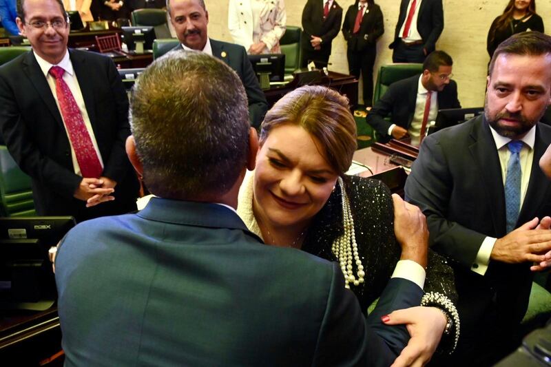 La comisionada residente saluda al gobernador de Puerto Rico.