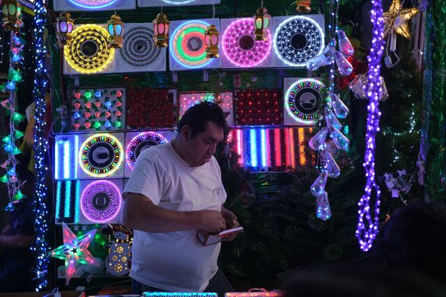 Ecuador lucha contra la crisis energética para poder celebrar la navidad