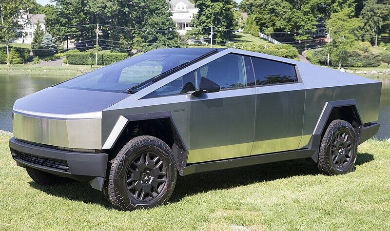 En la autopista Guadalajara - Lagos de Moreno fueron robadas dos Tesla Cybertruck que iban en una madrina, el operador fue amenazado por cuatro sujetos armados.