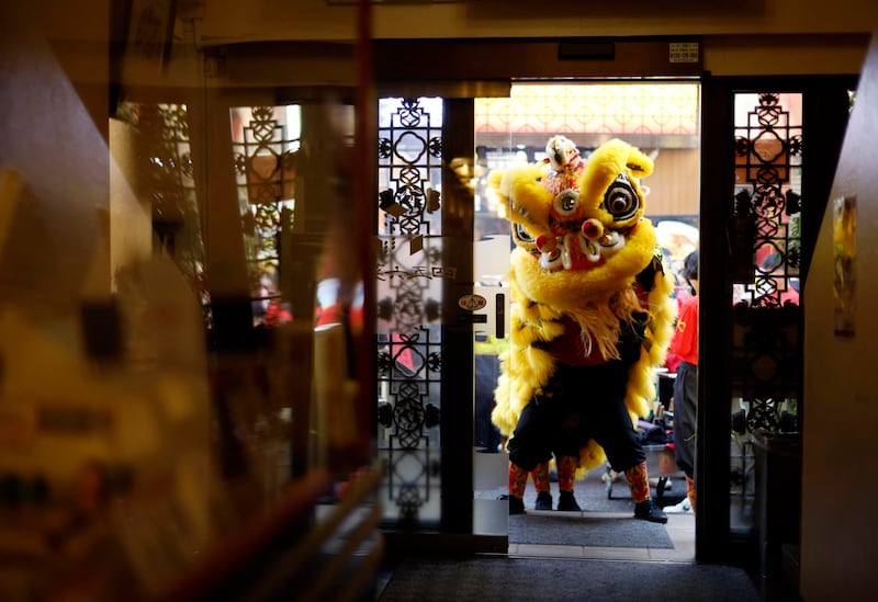 YOKOHAMA (Japón), 17/02/2026.- Una tradicional danza del león se realiza frente a un restaurante del barrio chino de Yokohama, cerca de Tokio, como parte de las celebraciones del Año Nuevo lunar. EFE/EPA/FRANCK ROBICHON