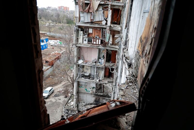 La vista de un edificio de apartamentos dañado durante un fuerte enfrentamiento en Mariúpol, en la región de Donetsk controlada por los rusos en el este de Ucrania, el 5 de enero de 2023. (Foto AP/Alexei Alexandrov)