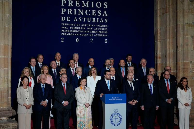 El presidente del Principado de Asturias, Adrián Barbón, anuncia que la astronauta estadounidense Christina Koch, una de las tripulantes de la misión Artemis II de la NASA que en abril hizo historia al orbitar la Luna, poniendo fin a más de medio siglo sin presencia humana en el satélite natural, ha sido galardonada este miércoles con el Premio Princesa de Asturias de la Concordia 2026. EFE/ Paco Paredes
