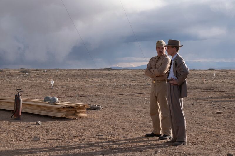 Matt Damon como el general Leslie Groves, izquierda, y Cillian Murphy como J. Robert Oppenheimer en una escena de