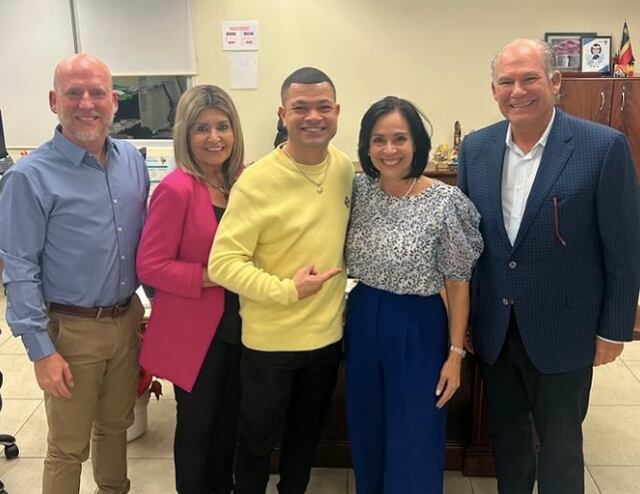 Jowell logra reunión con secretaria del DE para impulsar su escuela urbana