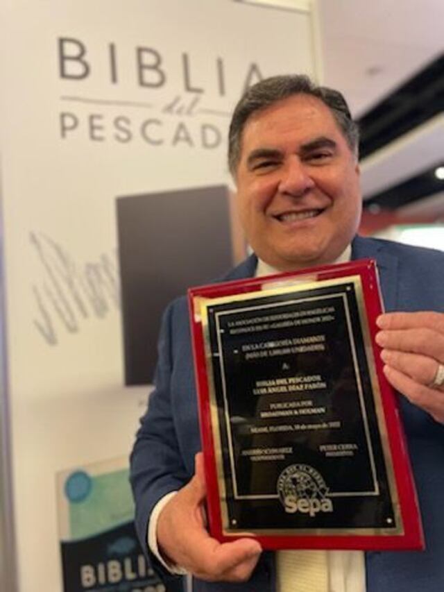 Boricua gana premio por un millón de libros  vendidos