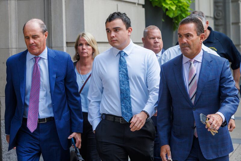 El policía Mark Dial, enfrentaba varios cargos criminales, incluido asesinato.