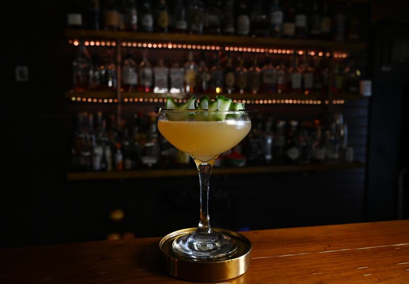 El whisky bar está ubicado frente a la plaza pública de Cayey.