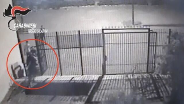 Jóvenes propinan brutal paliza a cura en Italia por pedirles que dejaran de jugar