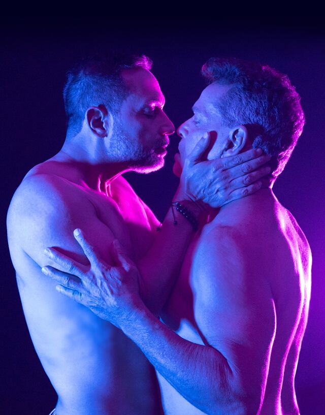 Sube a escena “La santa noche del sábado”, una obra sobre el amor y soledad de dos hombres