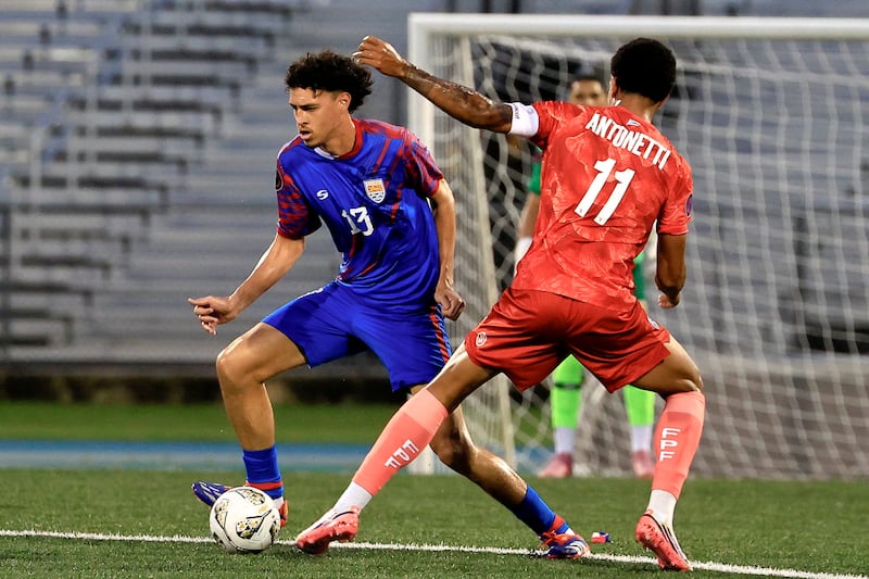 Leandro Antonetti (d) de Puerto Rico disputa un balón con Harrison Hew de las Islas Caimán en un partido de la Liga de Naciones Concacaf. EFE/Thais Llorca