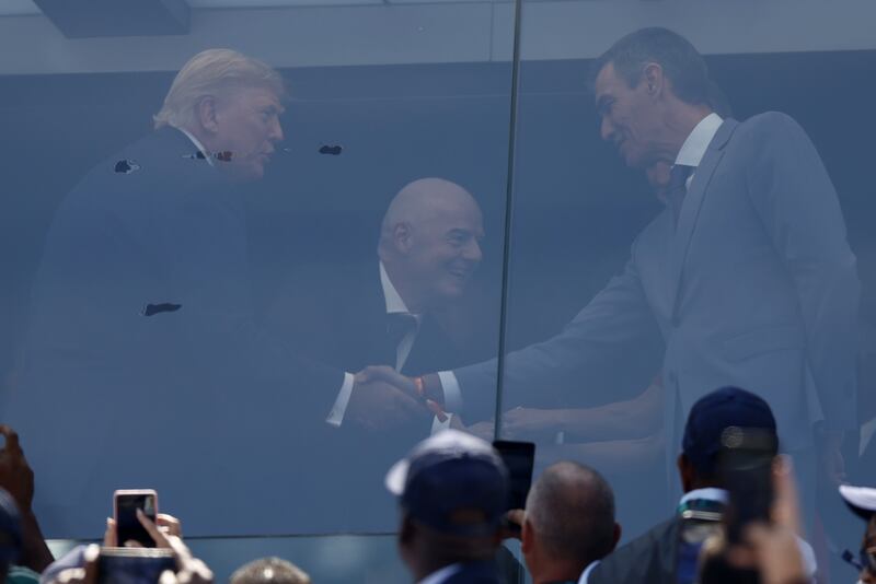 El presidente de Estados Unidos, Donald Trump (izquierda), se da la mano con el presidente español, Pedro Sánchez (derecha), antes de la final de la Copa Mundial de la FIFA 2026 entre España y Argentina, en East Rutherford, Nueva Jersey, EE.UU., el 19 de julio de 2026. (España) EFE/ Will Oliver