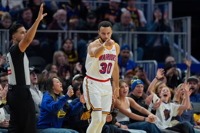 Stephen Curry anota 30 puntos en la victoria de Warriors sobre 76ers