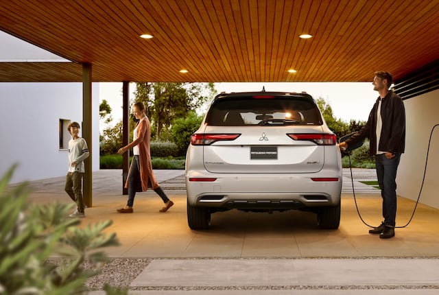Mitsubishi apuesta a la movilidad verde con la Outlander Plug-In Hybryd EV