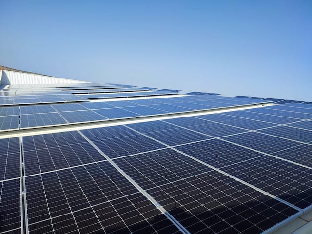 Auditoría federal señala fallas en programa de placas solares y agua de Vivienda