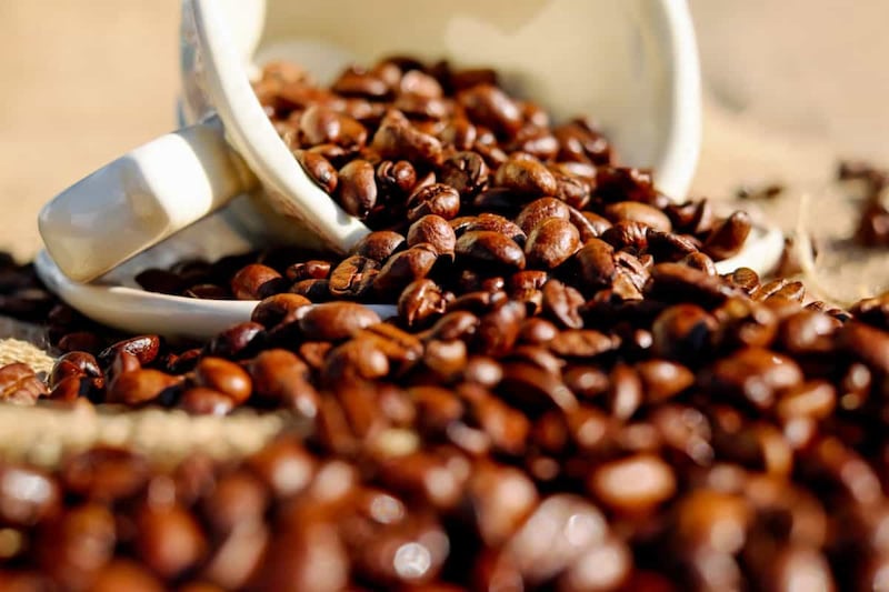 Los científicos están explorando una conexión inesperada entre la cafeína cotidiana y los tratamientos médicos de vanguardia. Foto: Freepik.