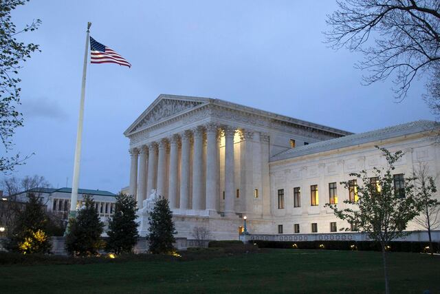 Jueces del Tribunal Supremo cuestionan argumentos de Trump para limitar ciudadanía por nacimiento
