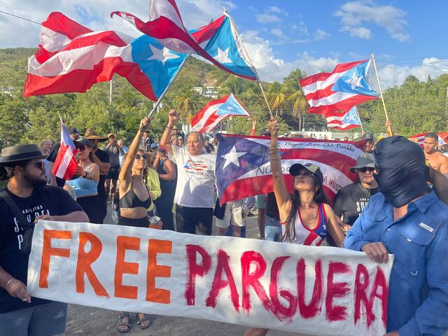 Grupo de manifestantes realiza protesta en La Parguera