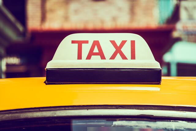 Taxista es agredido por una mujer con un zapato de tacón