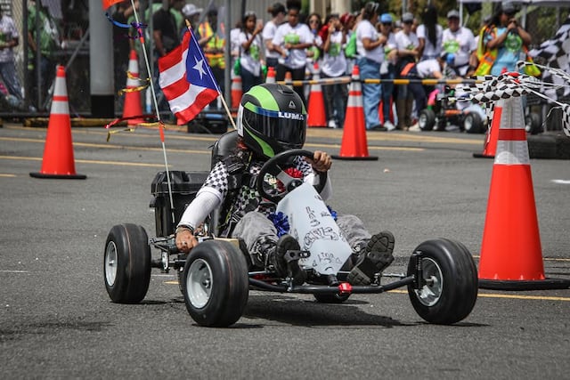 Estudiantes ponen a prueba los “go-karts” que construyeron con ayuda de ingenieras