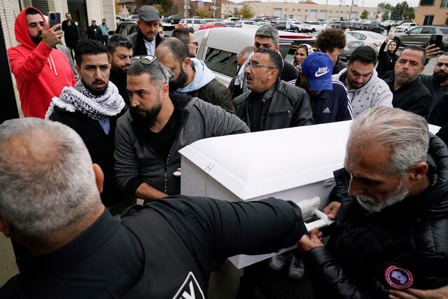 Multitud en barrio palestino de Chicago llora a niño musulmán asesinado