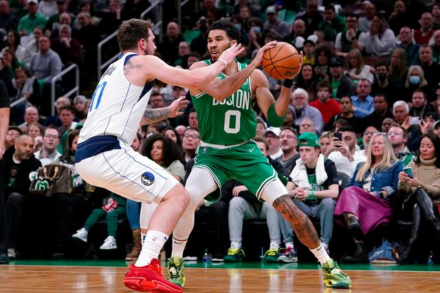 Doncic guía a Mavs a triunfo sobre Celtics en día de Garnett