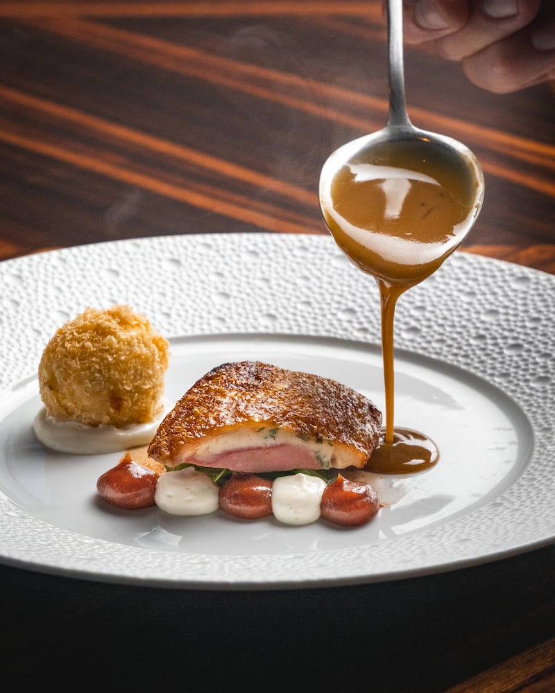 Chef ejecutivo Ciarán Elliott y la sous chef puertorriqueña Mariseli Fuentes, lideran el equipo culinario del 1919 Restaurant en el Condado Vanderbilt.