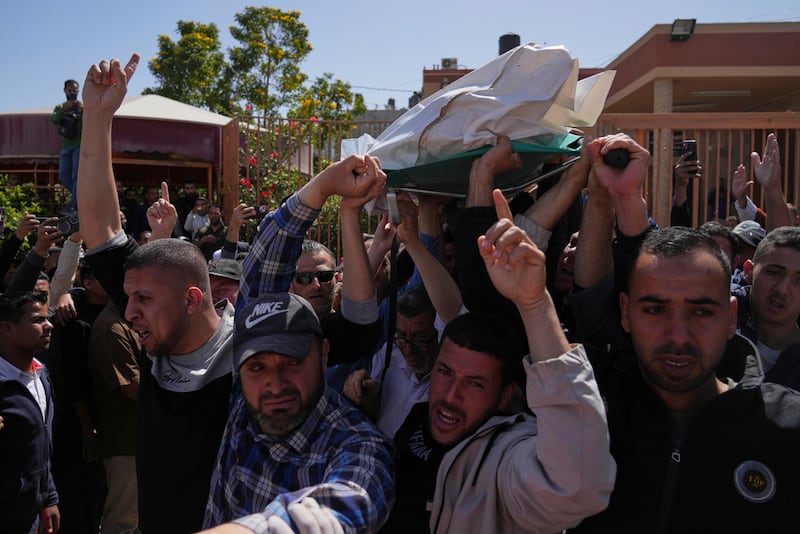 Los cuerpos de ocho miembros de la Media Luna Roja, recuperados en Rafah una semana después de un ataque israelí, son trasladados para su entierro en la Franja de Gaza,. (Foto AP/Abdel Kareem Han)
