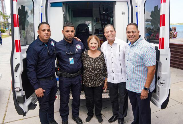 Cataño adquiere dos ambulancias y cinco patrullas para responder a las emergencias y reforzar la seguridad