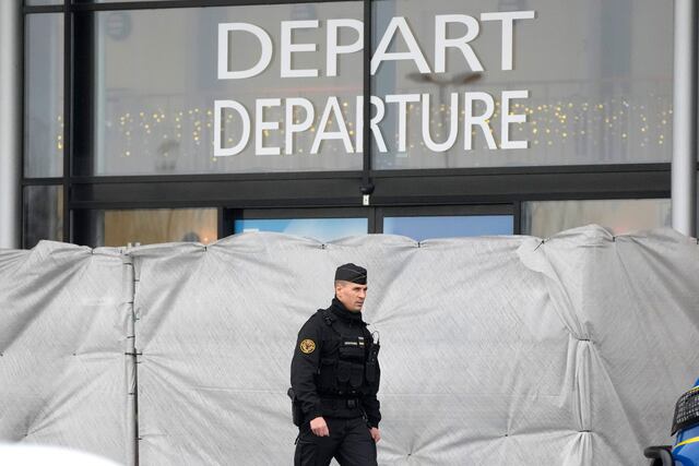 300 viajeros indios están varados en un aeropuerto francés en una pesquisa de tráfico de personas