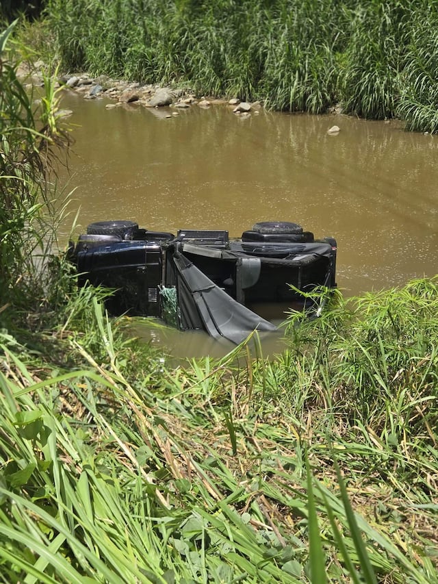 Vehículo cae al río en Naguabo