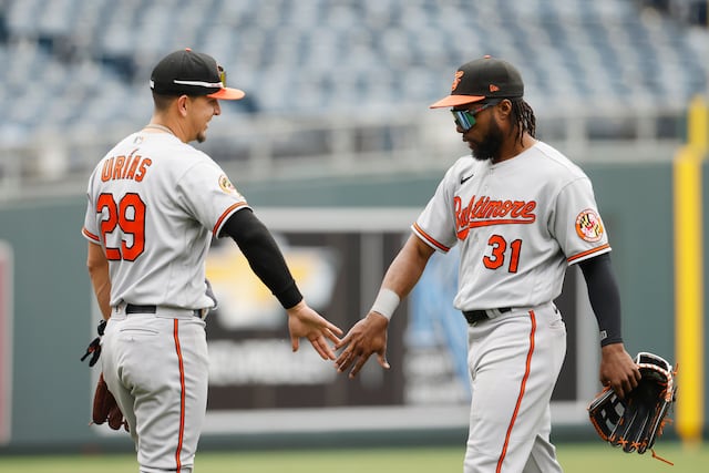 Orioles reducen ventaja pero derrotan a Reales