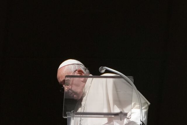Papa Francisco presenta problemas de salud, pero continúa con audiencias en el Vaticano