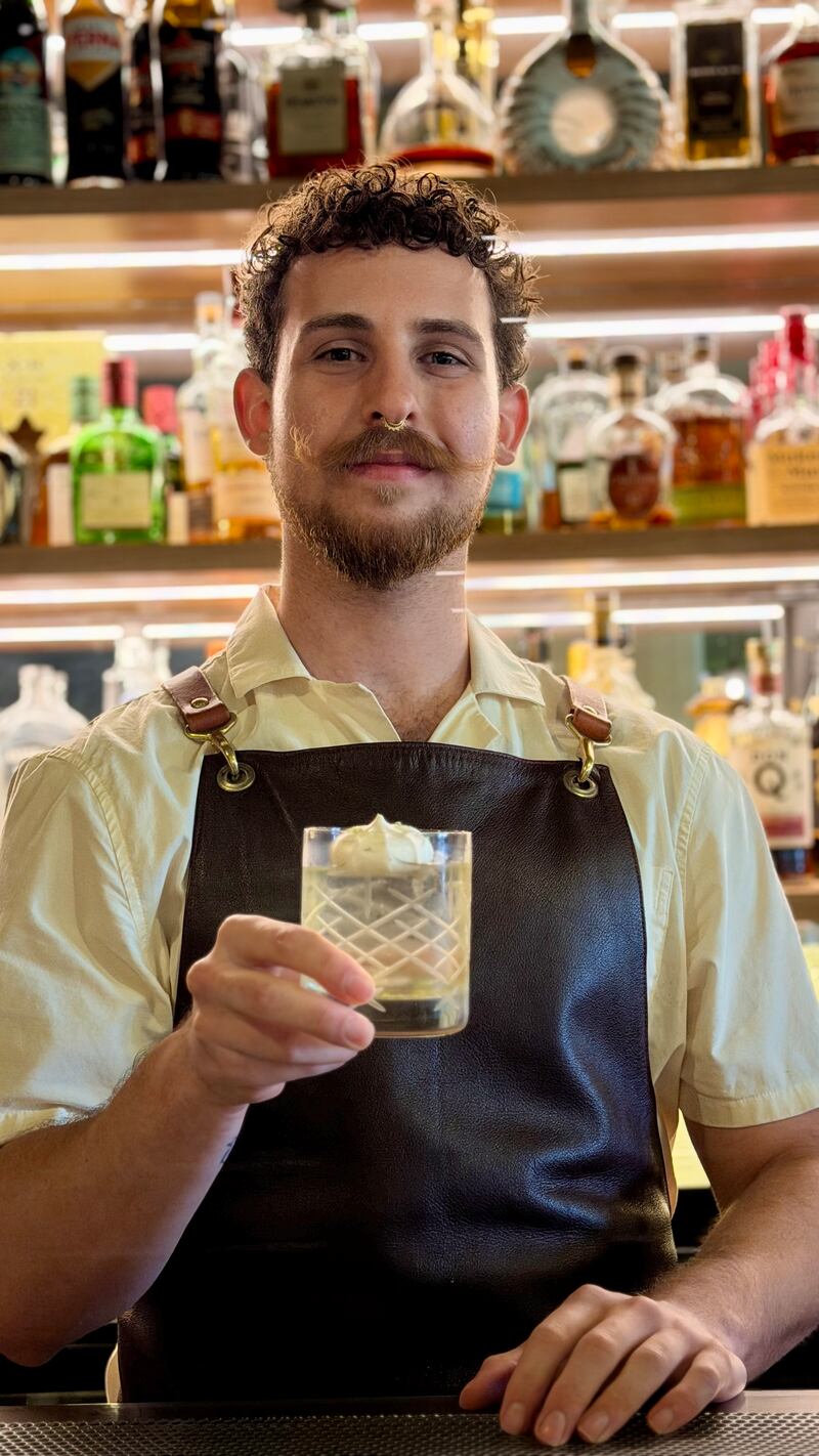 El mixólogo Derek Champlin de Aurora presentó su cóctel Key Lime. Lynet Santiago Túa
