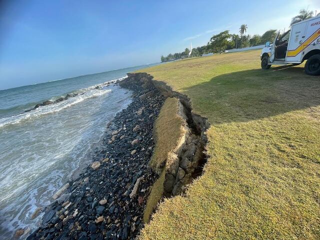 Balneario de Carolina continuará cerrado por fuerte oleaje