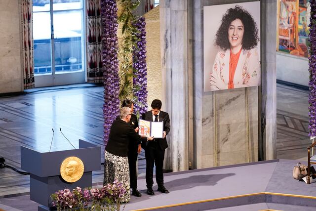 Los hijos de la activista iraní Narges Mohammadi reciben el Nobel de la Paz en su nombre