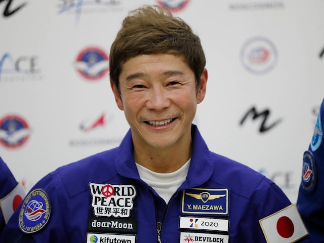 Turista japonés sale de la Estación Espacial Internacional