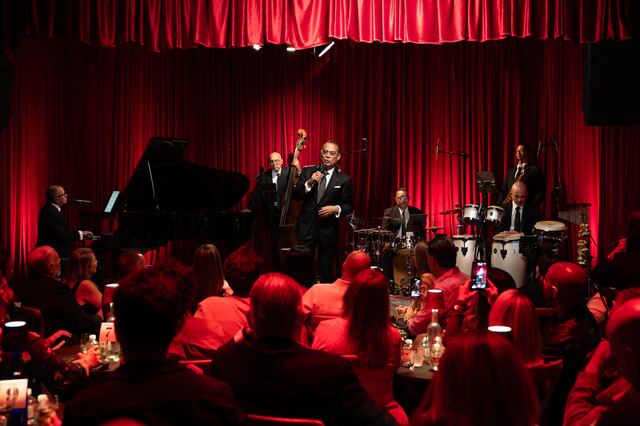 Gilberto Santa Rosa presenta Íntimo: una recopilación musical que celebra su cercanía con el público y una trayectoria legendaria