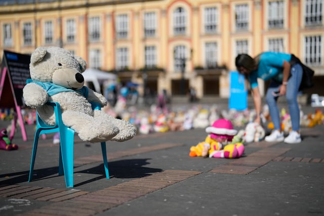 Cientos de juguetes “protestan” contra el abuso sexual infantil en Colombia