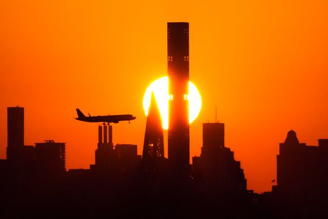 Multitudes llegan a aeropuertos y autopistas de Estados Unidos para comenzar las vacaciones de fin de año