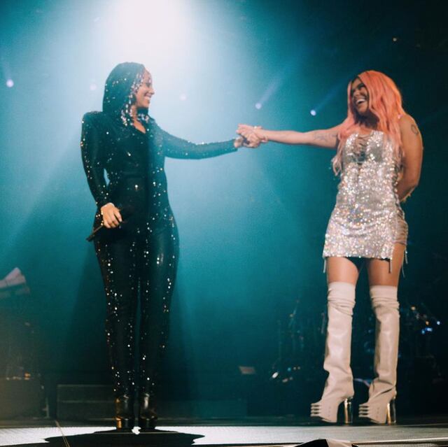 Karol G canta junto a Alicia Keys durante su concierto en Colombia
