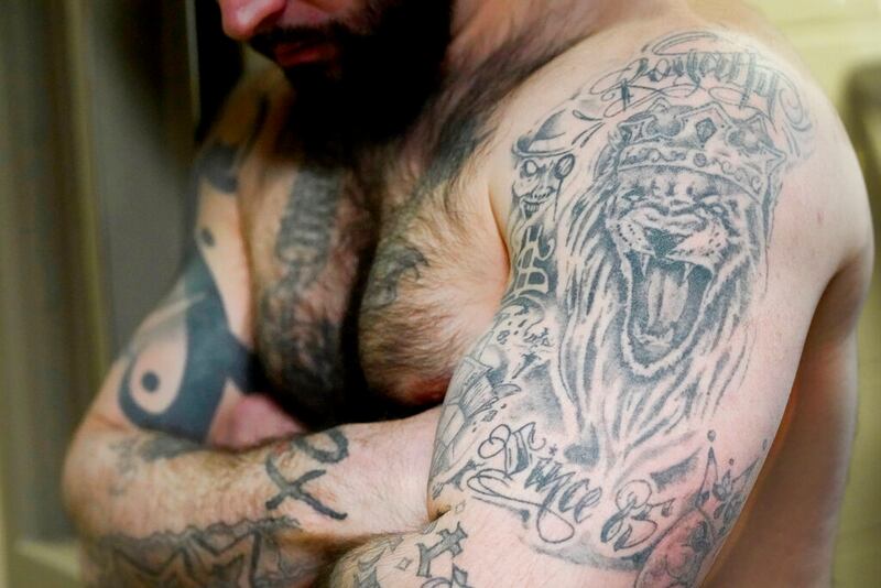 Tatuaje del león de los Latin Kings que Erik Eck se hizo tapar con el de un oso en el marco de un programa de rehabilitación de pandilleros de una cárcel de Wheaton, Illinois. Foto del 3 de febrero del 2022.