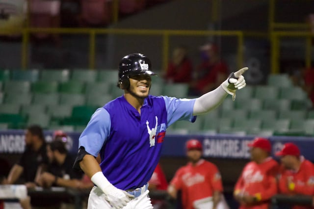 Roberto Enriquez es galardonado con  el Premio Roberto Clemente