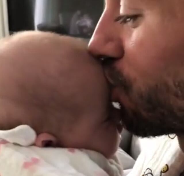 Enrique Iglesias llena de besos a su bebé